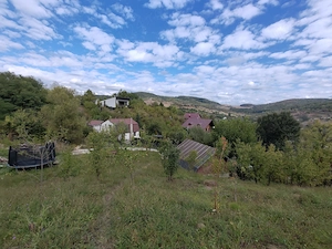5.400 mp teren cu două construcții, utilități la poartă, acces din 2 străzi, zonă superbă de deal - imagine 4