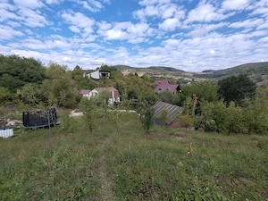 5.400 mp teren cu două construcții, utilități la poartă, acces din 2 străzi, zonă superbă de deal - imagine 5