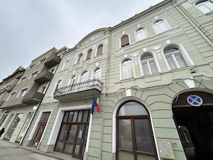 Inchiriez spatiu birouri ultracentral,Revolutiei,vis-a-vis Continental,etaj 1