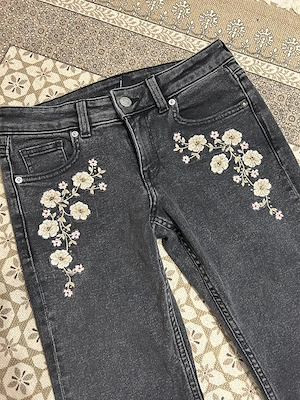 Vând jeans H&M, gri inchis, talie joasa, evazati, aplicatii broderie si strasuri, marime 34 - imagine 2