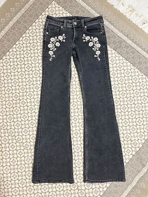 Vând jeans H&M, gri inchis, talie joasa, evazati, aplicatii broderie si strasuri, marime 34