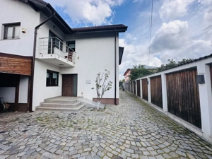 Vila exclusivista 388 mp construiti, 570 mp teren , piscina acoperita Rosu 