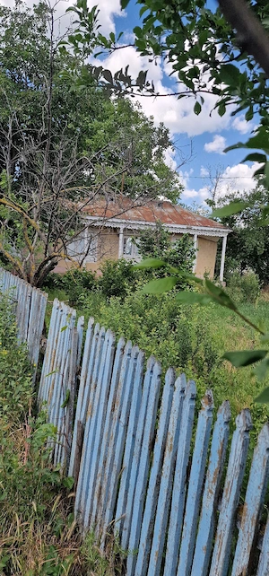 Vind casa batrineasca nelocuibila teren 2700m patrati utilitati apa, energie electrica zona la sosea