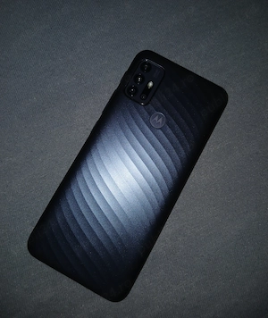 Telefon Motorola Moto G10, 4GB RAM si 64GB stocare.