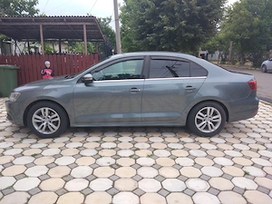 Proprietar ,vand Jetta an 2011, motor 1.6 TDi 105cp,manuala km 234000! - imagine 3
