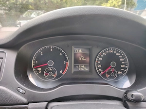 Proprietar ,vand Jetta an 2011, motor 1.6 TDi 105cp,manuala km 234000! - imagine 4