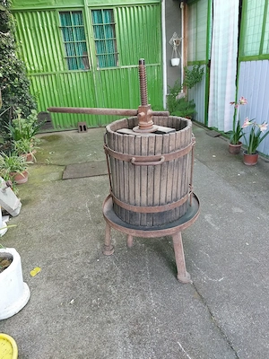 Vând presă de struguri (șăitău).
