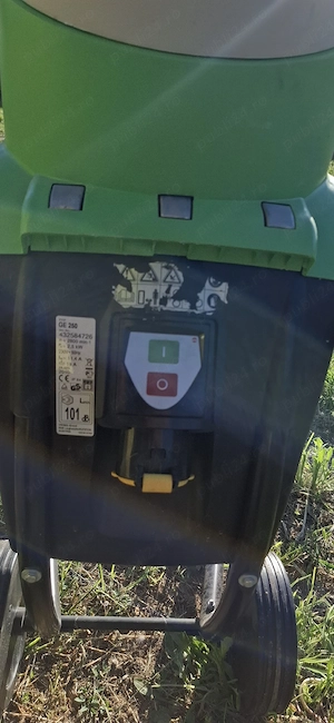 vând mașină de tocat frunze și crengi