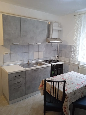 Închiriez apartament cu 2 camere 