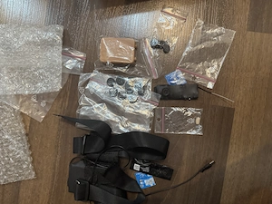 Cameră tip nasture + cască cu cutiuță GSM de copiat 