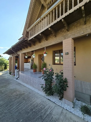 DE VANZARE: Casa la parter, cu garaj, beci si teren generos de 1200 mp - imagine 2
