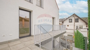 La poalele Tâmpei — vilă contemporană în Schei - imagine 20