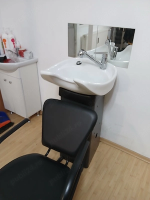 Scafa pentru salon de coafor ,chiuveta alba scaun piele ecologica neagra.