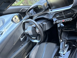 Vând autoturism marca Peugeot 208!