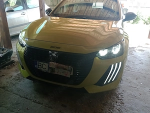 Vând Peugeot 208