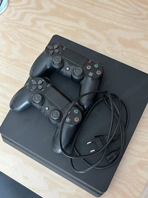 PlayStation 4 Slim + 2 Controllere