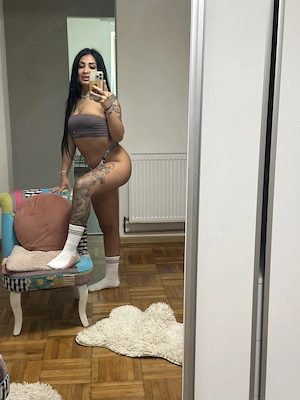 Poze 100% reale bruneta sexy piercing în zona intimă și mameloane 