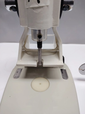Aparat manual de gaurit hartie