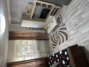 Apartament decomandat la parter cu trei camere. 