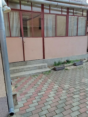 Casă renovată 2 camere, curte cu acces auto, terasă mare și gaz  - Mutare Imediată - imagine 2