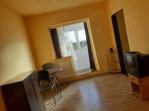 Închiriez garsonieră cu bucătărie separată și balcon   Calea Buziașului, etaj 3