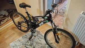 Vand bicicleta DHS folosita putin cu casca in dotare arata foarte bine.