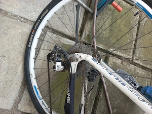 Vând bicicleta electrică cu încărcător nou,cadrul din aluminiu,stare perfectă de funcționare.