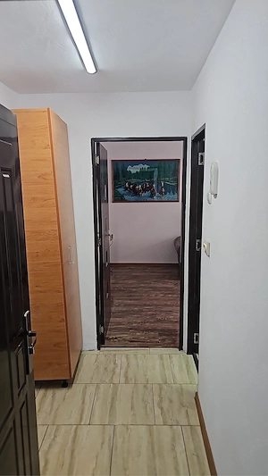 Închiriez apartament cu o camera complet renovat.