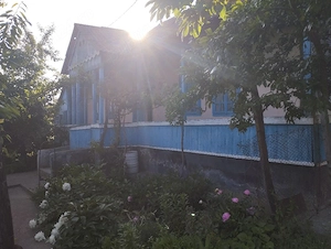 vând casă bătrânească 