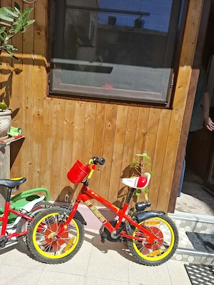 Vand 2 biciclete pentru copii 4+, de culoare roșie 