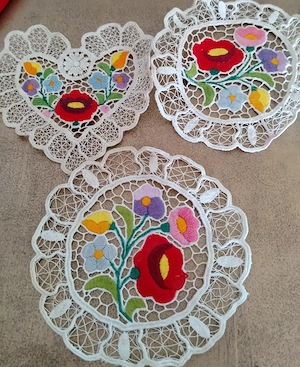Broderie Kalocsa ungurească 