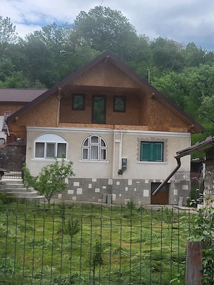 Moroeni casa + teren 2137mp