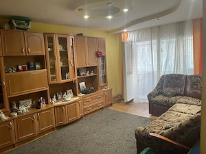 vand apartament 3 camere decomandat