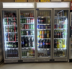 Vând 2 vitrine frigorifice duble 3350 lei pe bucata
