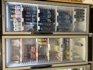 Vând 2 vitrine frigorifice 1500lei pe bucata