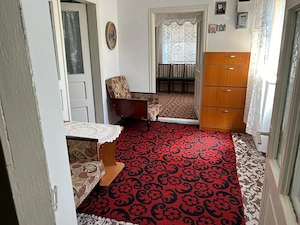 Casă cu 10 încăperi, teren 968 mp, anexe, beci și grădină, Văcăreni (jud. Tulcea) - imagine 2