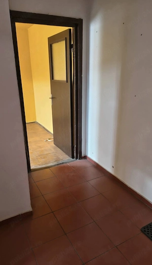 Vând apartament cu 2 camere bloc de 4etaje  - imagine 2
