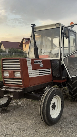 Tractor fiat 680 cu utilaje in stare de funcționare cauciucuri bune toate patru motor in 4 cilindri  - imagine 2