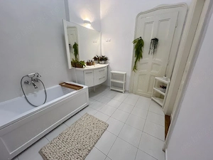 Trăiește în inima Timișoarei   Apartament istoric cu vedere spectaculoasă asupra Pieței Victoriei.