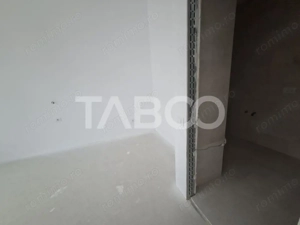 Apartament de vanzare 3 camere 3 bai zona centrala - predare la ALB - imagine 5