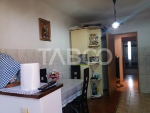 Apartament decomandat 3 camere  2 bai etaj 3 balcon zona buna Cisnadie - imagine 2