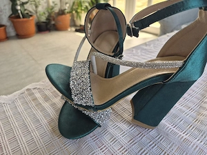 Sandale elegante verde smarald cu strasuri, mărimea 35   Toc gros