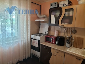Vând apartament 2 camere, parter înalt, utilat şi mobilat. - imagine 5