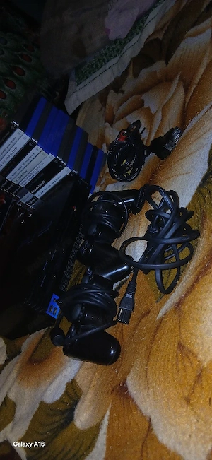 PS2 Fat functional + 2 manete + 16 jocuri. Merge perfect. Predare personala. 499 lei negociabil.