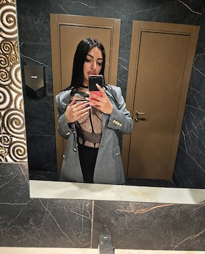 Bruneta slim, Fac doar deplasări 