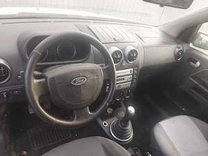 vând pentru dezmembrare Ford fuzion 2004  