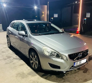 Volvo V60 2.4 D6 Plug-in Hybrid - imagine 2
