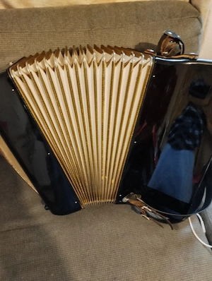 vând acordeon HOHNER 72 bași venit curând din Germania sună tare puternic am videoclip  