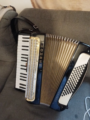 vând acordeon HOHNER 72 bași venit curând din Germania sună tare puternic am videoclip  