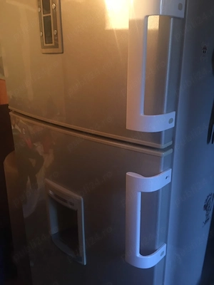 Vând frigider Beko cu dozator de apa
